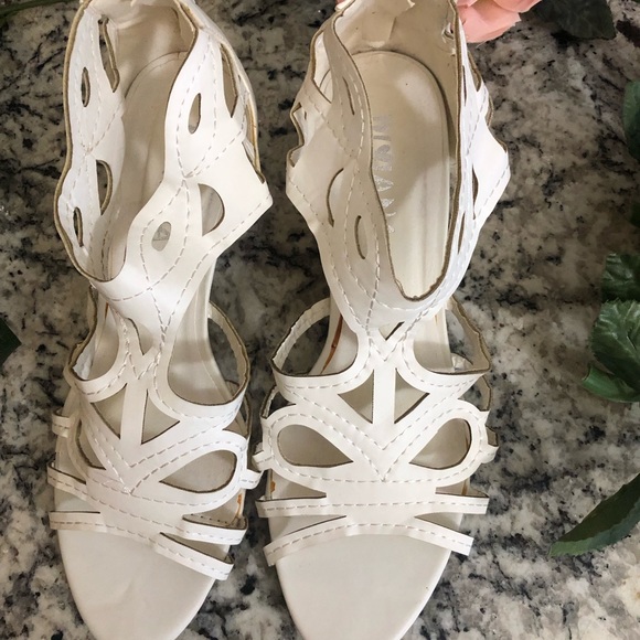 Diviana Zip Back Low Healed Wedges Womens Size 10 White with 2” Heels New In Box - Picture 10 of 12